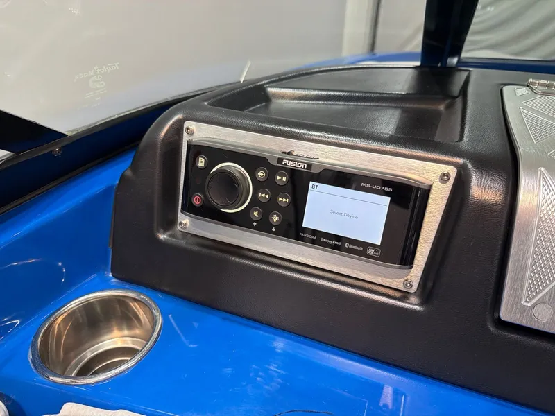 Slide: The Image of MasterCraft X23 2015 - 14