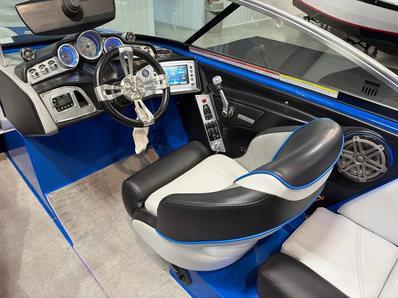 Slide: The Image of MasterCraft X23 2015 - 15