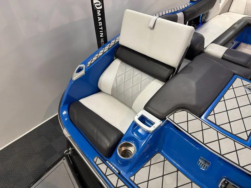 Slide: The Image of MasterCraft X23 2015 - 7