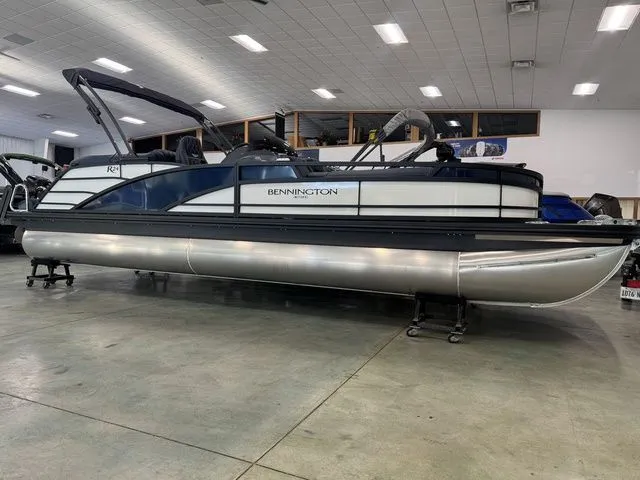 The Image of Bennington R Bowrider Quad Bench 24 RTFB 2026 - 1