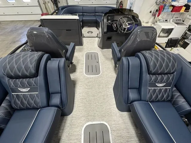 Slide: The Image of Bennington R Bowrider Quad Bench 24 RTFB 2026 - 11