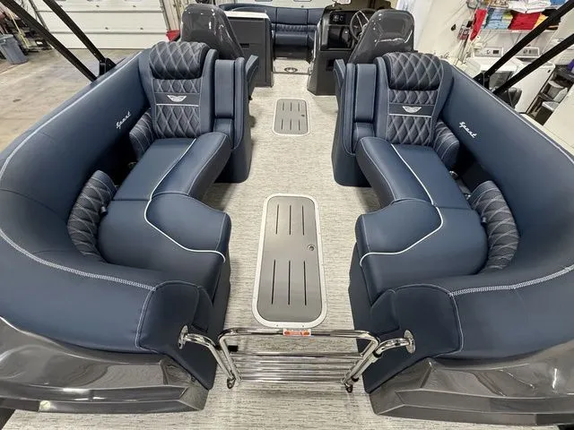 Slide: The Image of Bennington R Bowrider Quad Bench 24 RTFB 2026 - 13