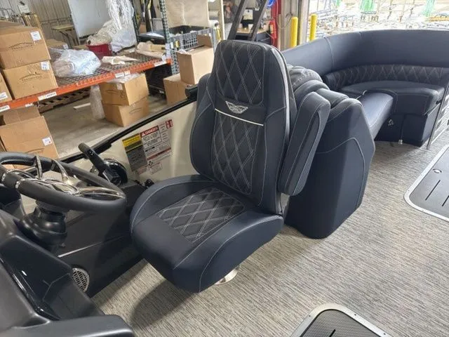 Slide: The Image of Bennington R Bowrider Quad Bench 24 RTFB 2026 - 15