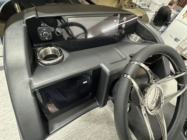 Slide: The Image of Bennington R Bowrider Quad Bench 24 RTFB 2026 - 17