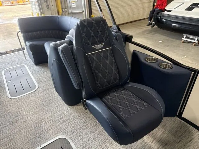 Slide: The Image of Bennington R Bowrider Quad Bench 24 RTFB 2026 - 18