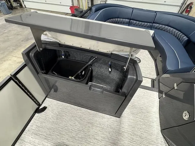 Slide: The Image of Bennington R Bowrider Quad Bench 24 RTFB 2026 - 19