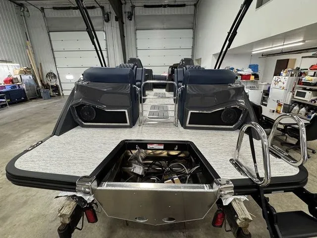 Slide: The Image of Bennington R Bowrider Quad Bench 24 RTFB 2026 - 21