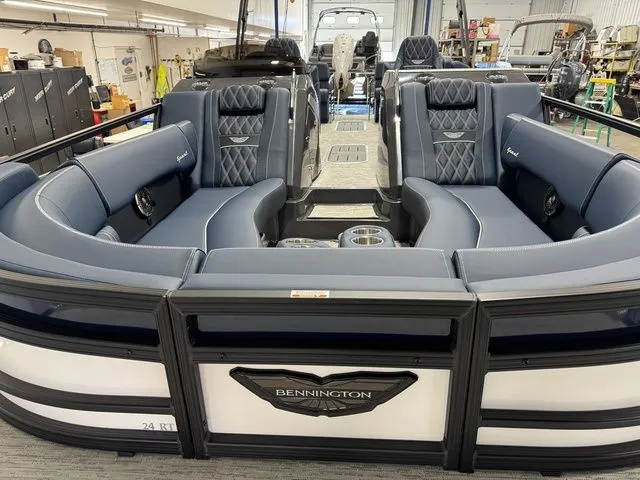 Slide: The Image of Bennington R Bowrider Quad Bench 24 RTFB 2026 - 5