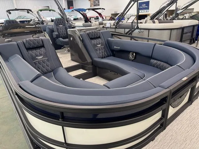 Slide: The Image of Bennington R Bowrider Quad Bench 24 RTFB 2026 - 6