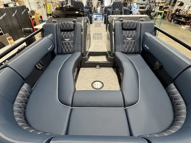 Slide: The Image of Bennington R Bowrider Quad Bench 24 RTFB 2026 - 7