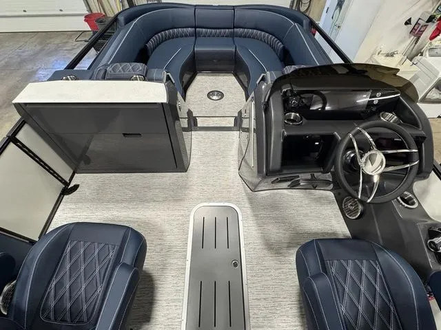 Slide: The Image of Bennington R Bowrider Quad Bench 24 RTFB 2026 - 9