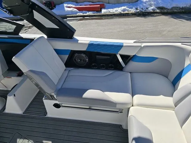 Slide: The Image of MasterCraft XT24 2022 - 10