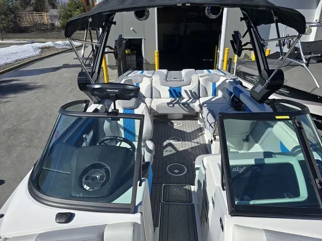 Slide: The Image of MasterCraft XT24 2022 - 15