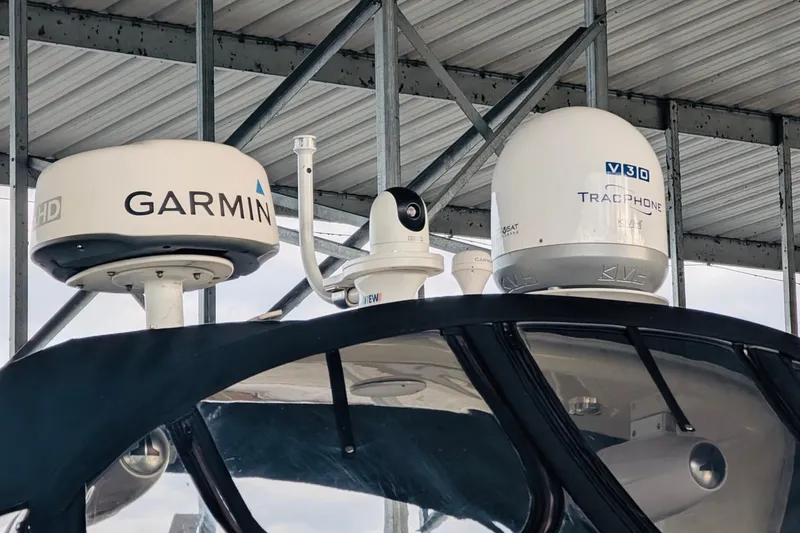 Slide: The Image of Radar and satellite equipment on a 2002 Sea Ray Sundancer 320 boat. - 22