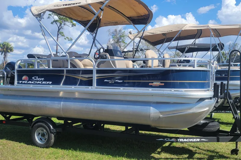 The Image of Sun Tracker Bass Buggy 18 DLX 2023 - undefined