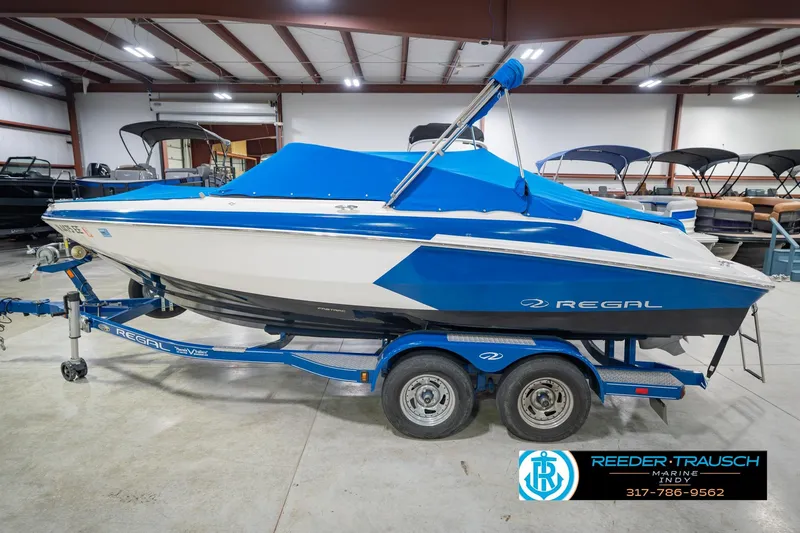 Slide: The Image of 2015 Regal 2000 ESX Bowrider on trailer in indoor showroom. - 57