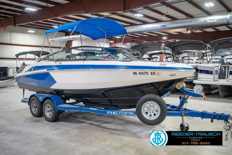 Slide: The Image of 2015 Regal 2000 ESX Bowrider on trailer in indoor showroom. - 6