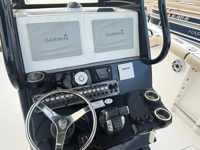 Slide: The Image of Tidewater 292 Adventure 2021 - 12