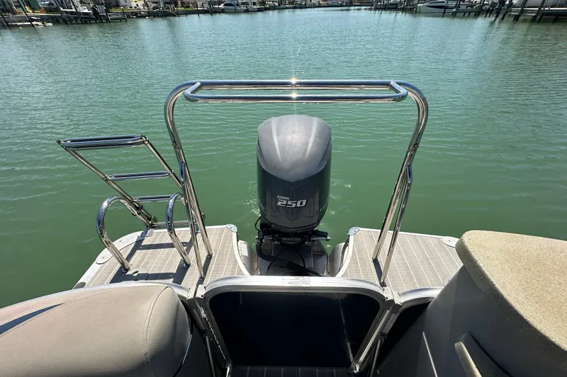 Slide: The Image of 2015 Berkshire 250E Premium boat with Yamaha 250 engine on calm water. - 27