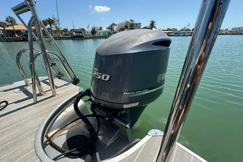 Slide: The Image of 2015 Berkshire 250E Premium boat with Yamaha 250 four-stroke outboard motor on a sunny day. - 28