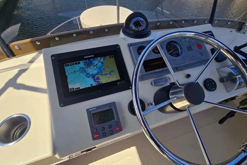 Slide: The Image of Helm of 2005 Camano 31 Troll with navigation equipment and steering wheel. - 14