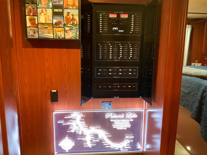 Slide: The Image of Electrical panel and illuminated map inside a 2007 Skipperliner 640 boat. - 39