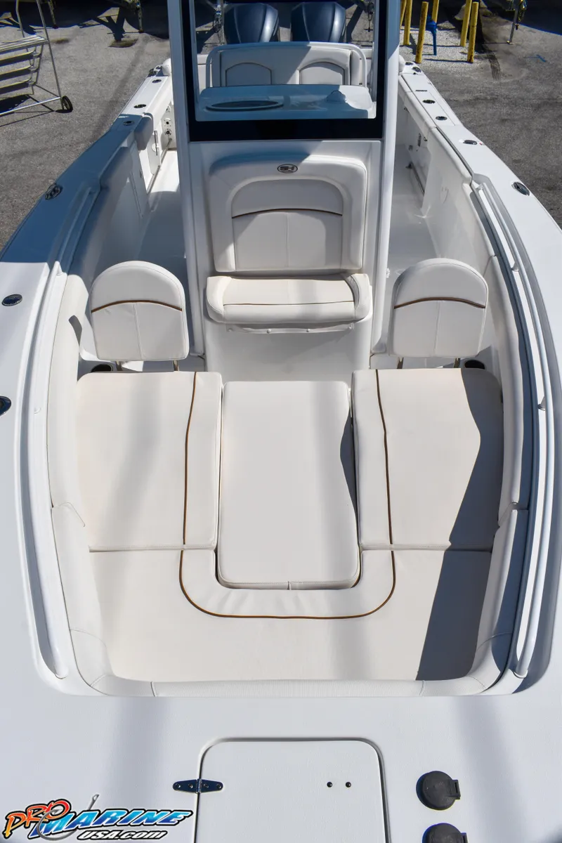 Slide: The Image of Interior view of a 2019 Sea Hunt Ultra 275 SE boat. - 30