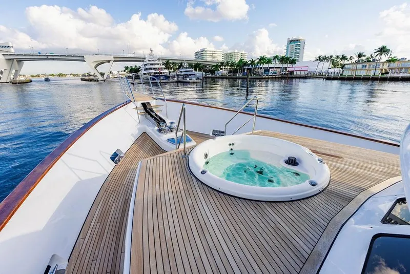 Slide: The Image of Luxury yacht Empire on the sea, Custom Crystal Yachts 2009. - 36