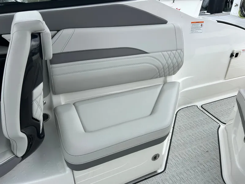 Slide: The Image of Sea Ray SLX 260 Outboard 2026 - 14