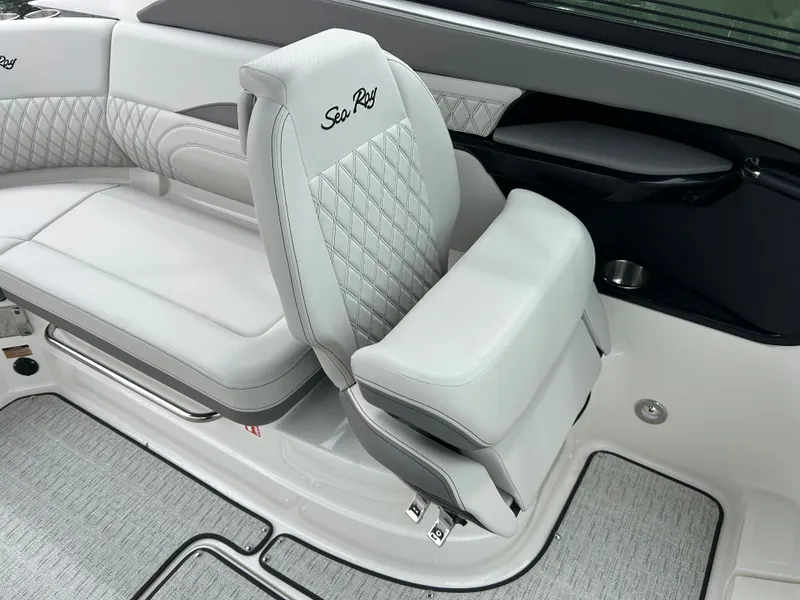 Slide: The Image of Sea Ray SLX 260 Outboard 2026 - 15