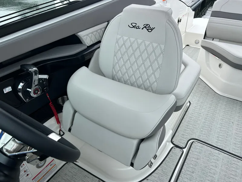 Slide: The Image of Sea Ray SLX 260 Outboard 2026 - 16