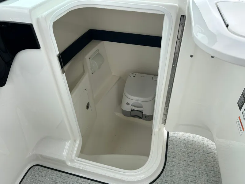 Slide: The Image of Sea Ray SLX 260 Outboard 2026 - 21