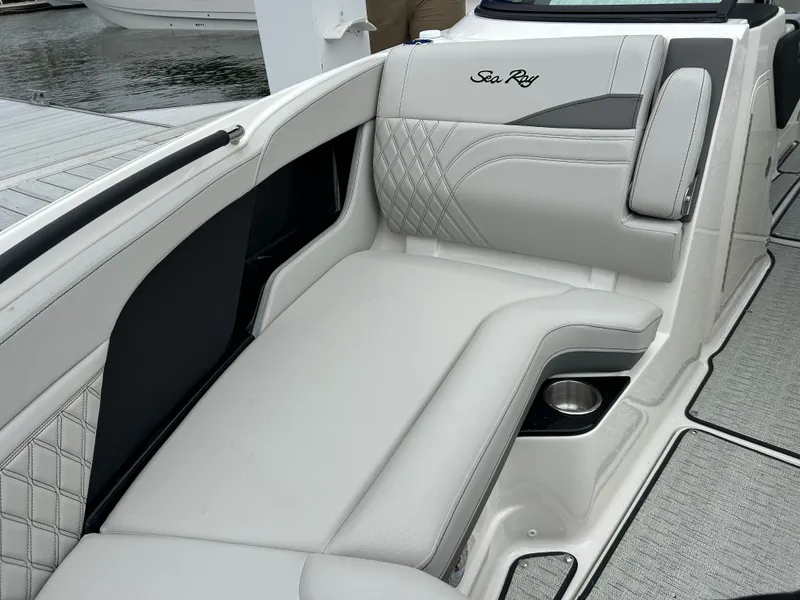 Slide: The Image of Sea Ray SLX 260 Outboard 2026 - 25