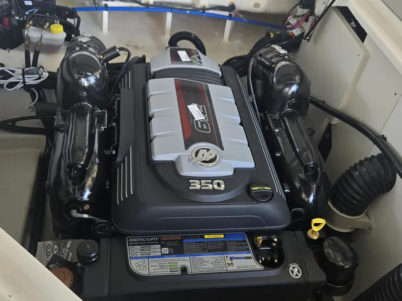 Slide: The Image of Sea Ray SDX 250 2026 - 6