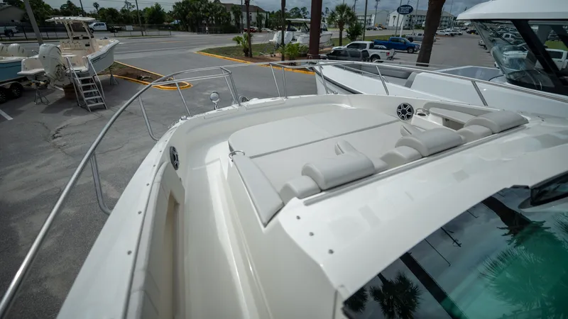 Slide: The Image of Sea Ray Sundancer 320 Outboard 2026 - 10