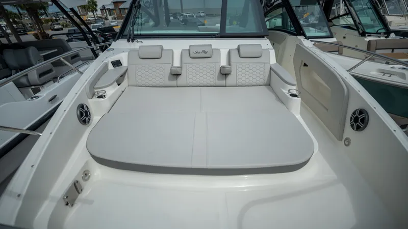 Slide: The Image of Sea Ray Sundancer 320 Outboard 2026 - 11