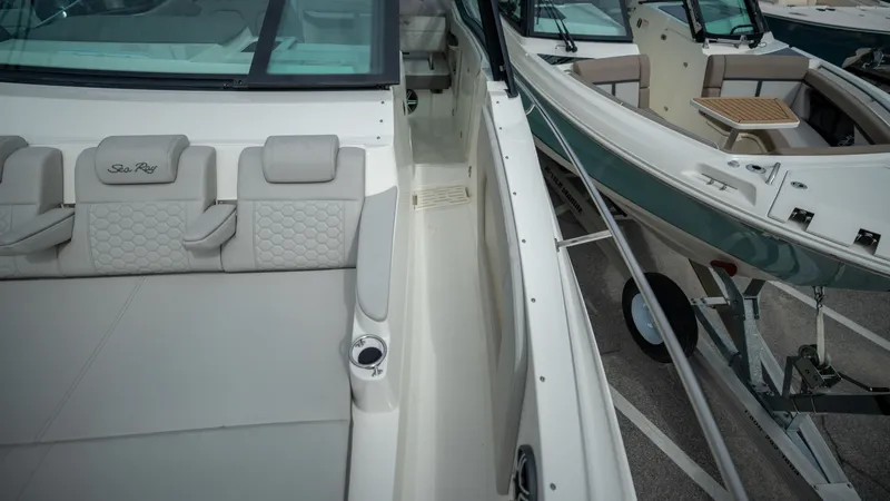 Slide: The Image of Sea Ray Sundancer 320 Outboard 2026 - 12