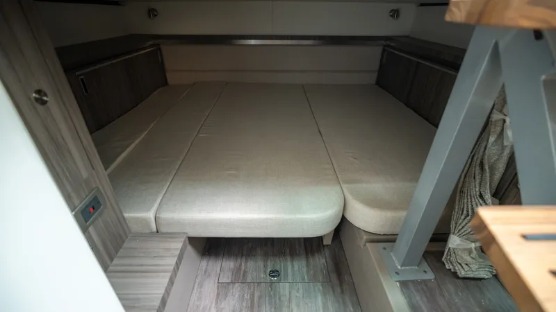 Slide: The Image of Sea Ray Sundancer 320 Outboard 2026 - 15