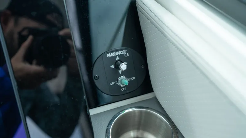 Slide: The Image of Sea Ray Sundancer 320 Outboard 2026 - 22