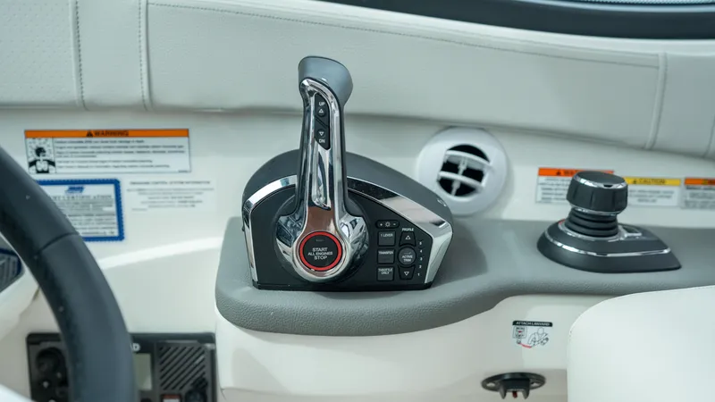 Slide: The Image of Sea Ray Sundancer 320 Outboard 2026 - 24