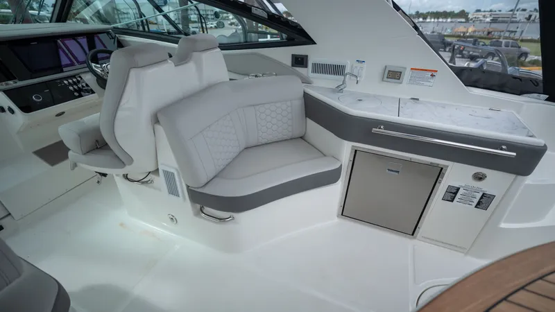 Slide: The Image of Sea Ray Sundancer 320 Outboard 2026 - 29