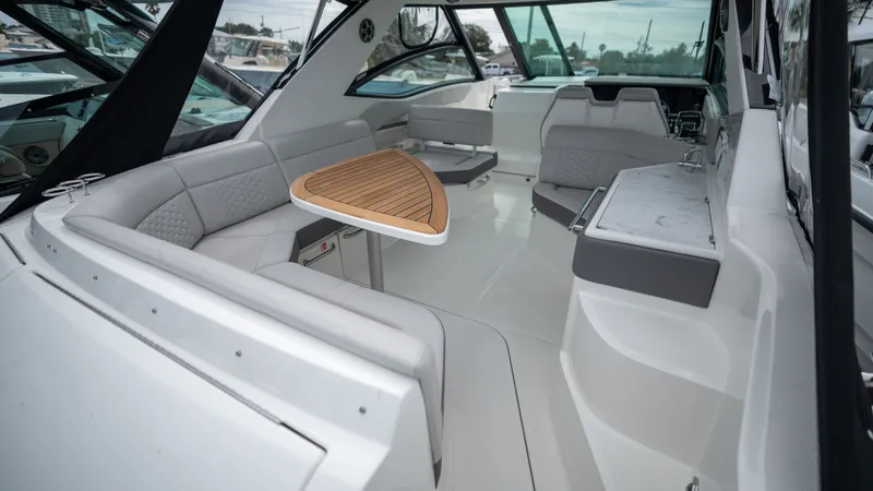 Slide: The Image of Sea Ray Sundancer 320 Outboard 2026 - 33
