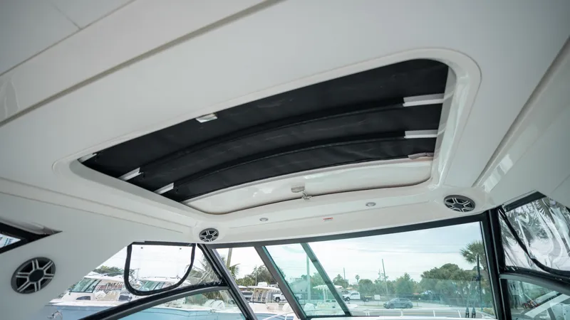 Slide: The Image of Sea Ray Sundancer 320 Outboard 2026 - 36