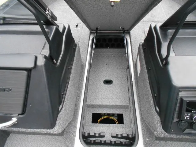 Slide: The Image of Crestliner 1850 Fish Hawk WT 2026 - 17