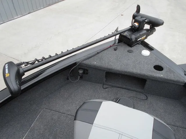 Slide: The Image of Crestliner 1850 Fish Hawk WT 2026 - 18