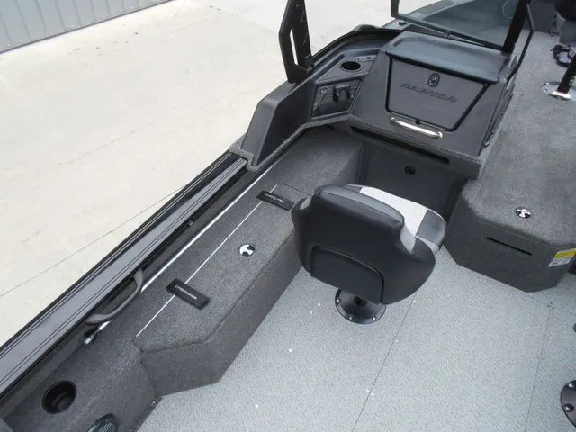 Slide: The Image of Crestliner 1850 Fish Hawk WT 2026 - 9