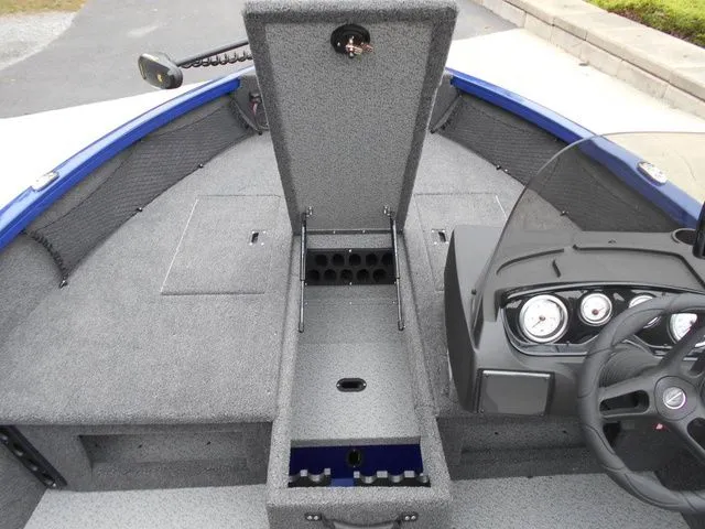 Slide: The Image of Crestliner 1750 Hawk 2026 - 9