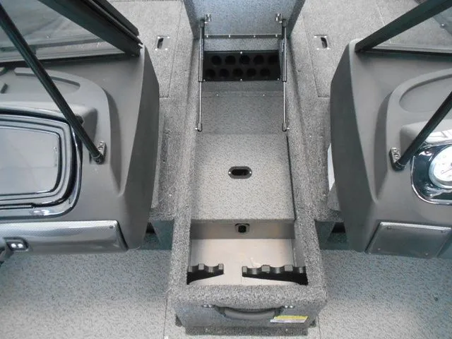 Slide: The Image of Crestliner 1750 Hawk 2026 - 12