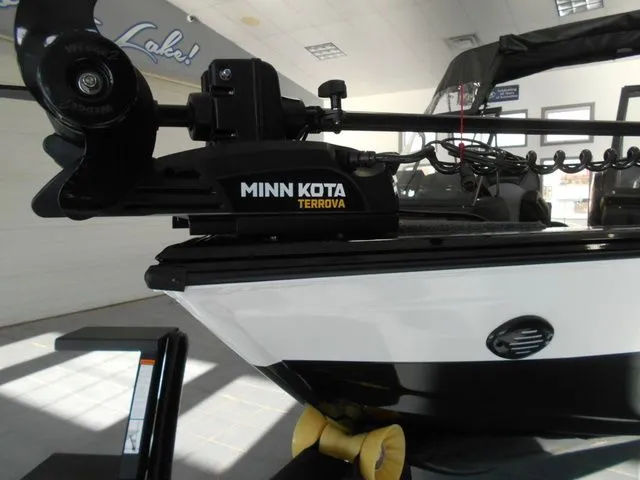 Slide: The Image of Crestliner 1850 Super Hawk 2026 - 6