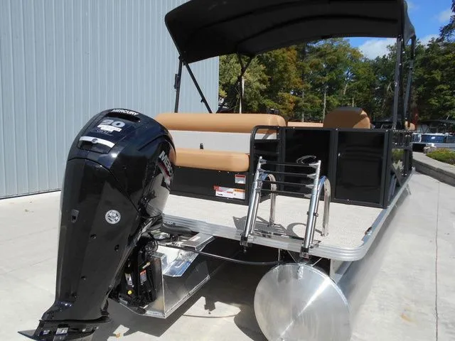 Slide: The Image of Crest Conquest SE 200 Cruise 2026 - 5